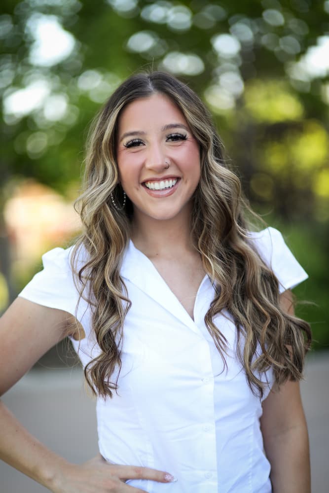 Lexi headshot (1)
